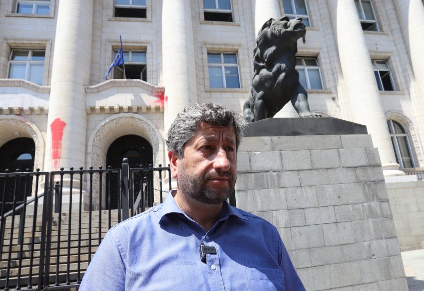 Разпитаха Христо Иванов заради хвърлянето на боя по Съдебната палата