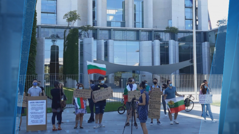българи берлин протестираха сградата канцлерството