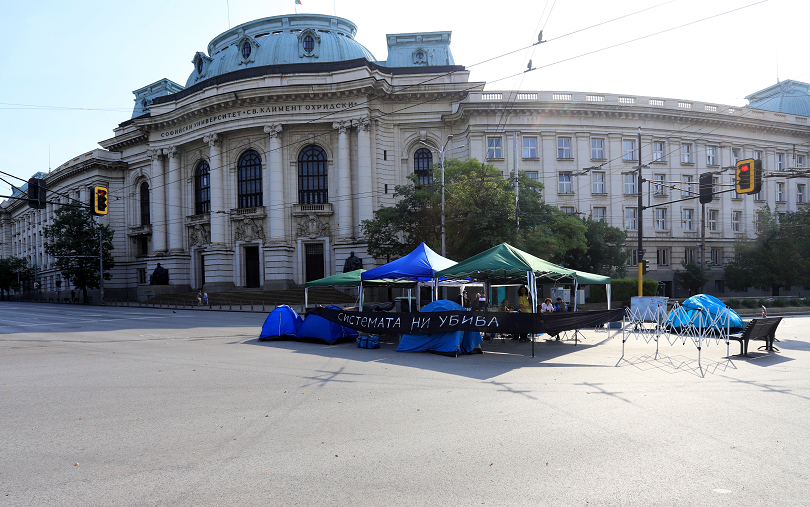 Протестиращите пред Ректората освободиха кръстовището, преместиха палатките пред МС