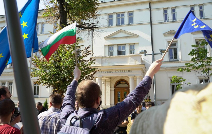 Липса на кворум в НС. Отвън - протест