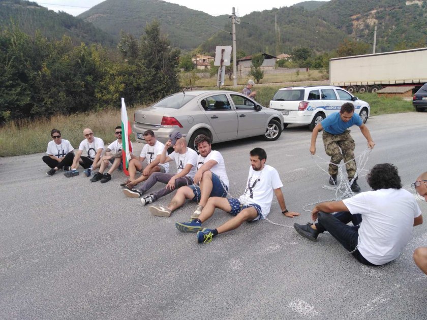 Протестиращи, обковани във вериги, опитаха да блокират Е-79