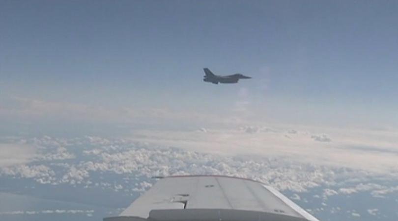 руски изтребител прихвана американски шпионски самолети черно море