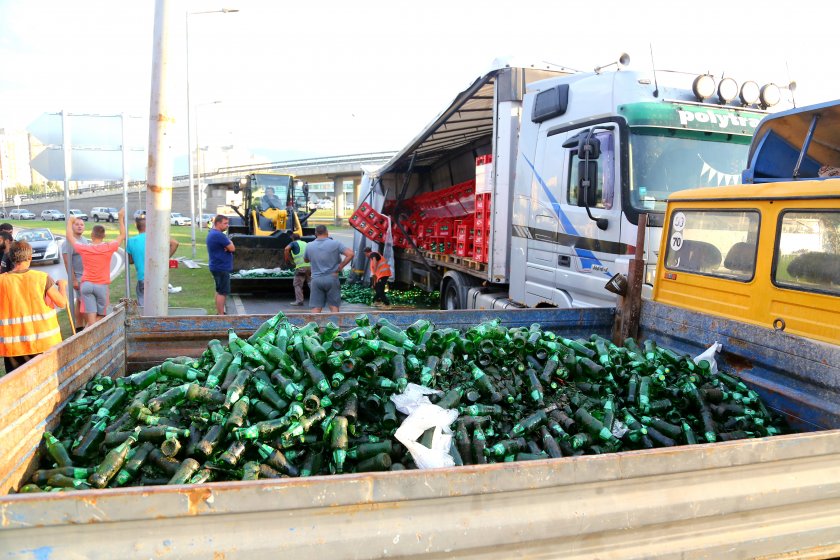 ТИР разсипа безалкохолни напитки в &bdquo;Люлин&rdquo;