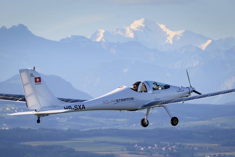 пръв път швейцарец скочи парашут соларен самолет