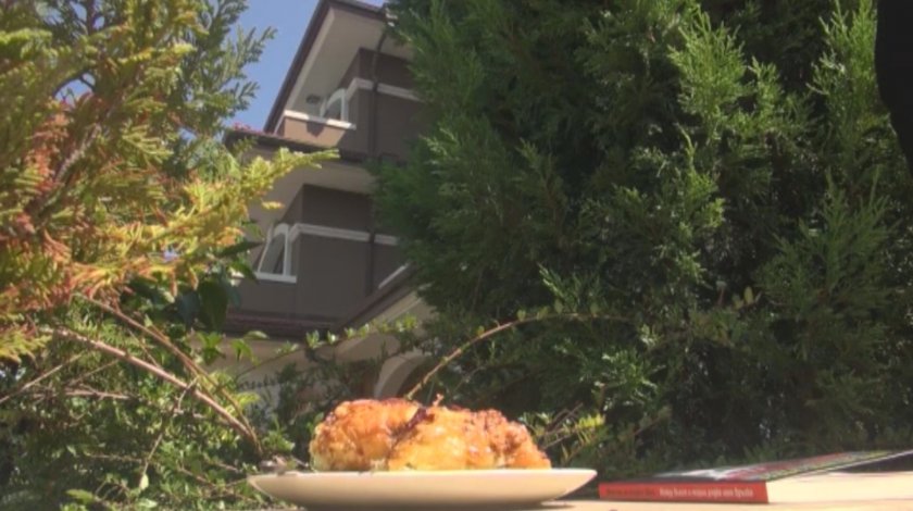 Плажуващи оставиха баница и книга с афоризми на оградата на резиденцията в "Росенец"