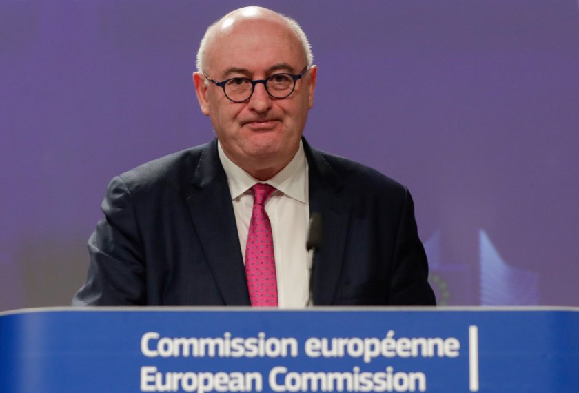 еврокомисарят търговията призован подаде оставка заради нарушение ограниченията
