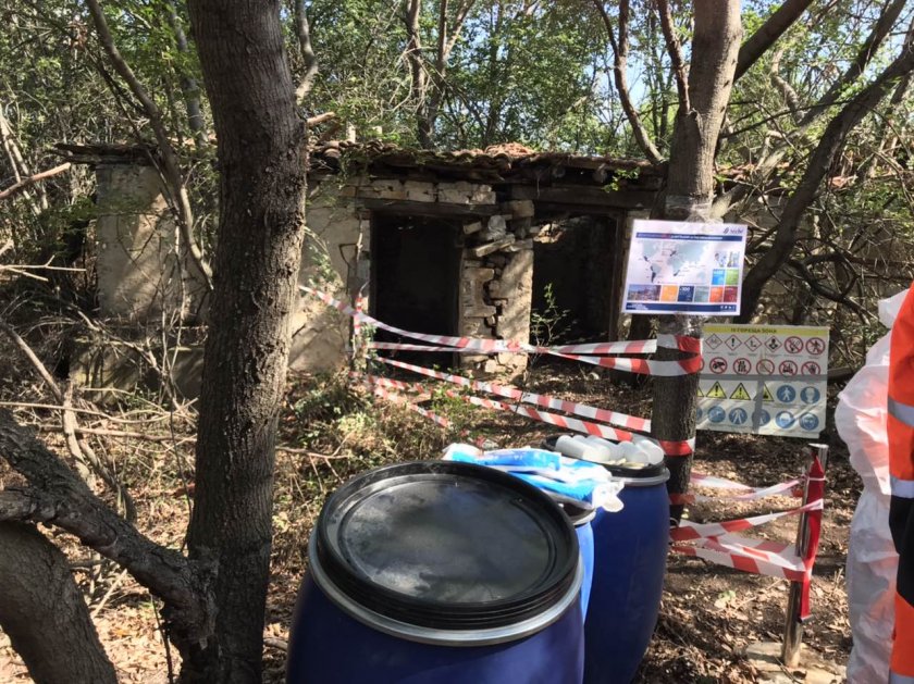 Над 3 тона опасни пестициди в складове без покрив в Старозагорско. Френски екип започна обезвреждането им