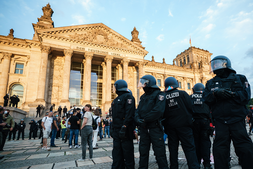 полицията берлин разгони протестиращи covid мерките