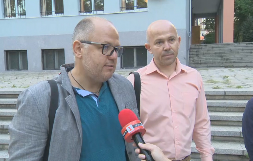 Родители на протест заради отстраняването на учителка