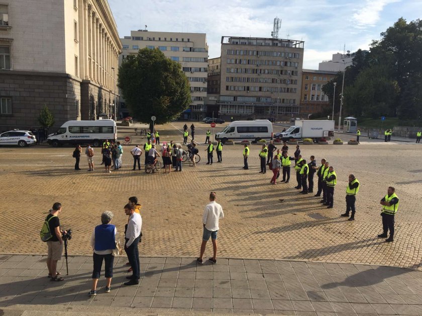 Протестът на пл. "Независимост" продължава и днес