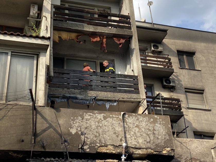 Голям пожар до жилищен блок в Сопот, по чудо няма пострадали