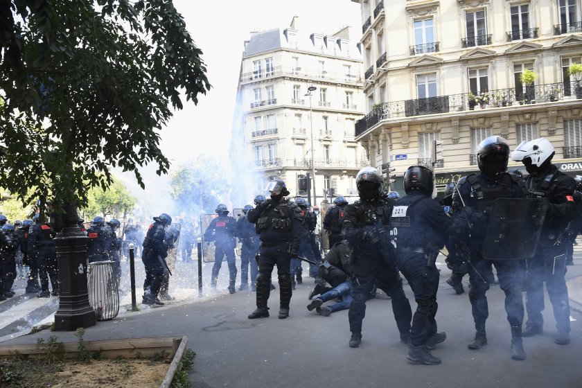 сълзотворен газ арести протестите париж