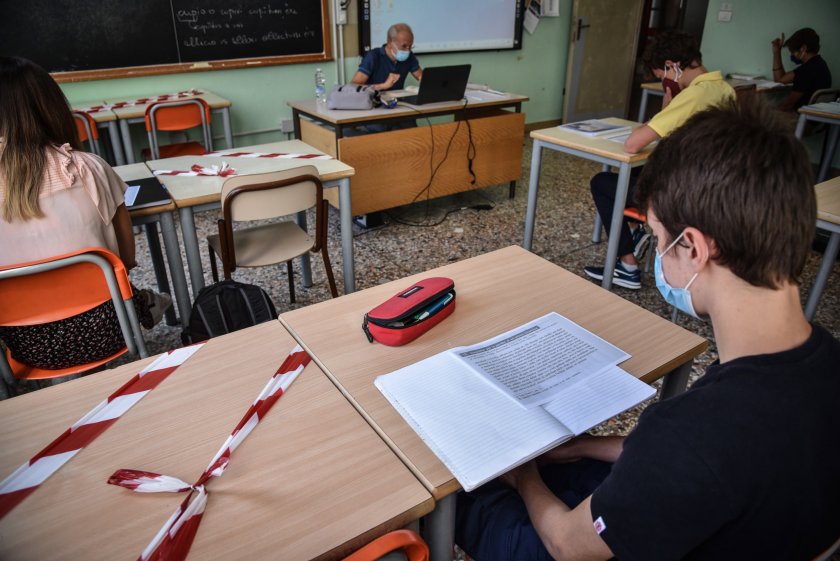 учебни занятия италия провеждат църква поради липса чинове