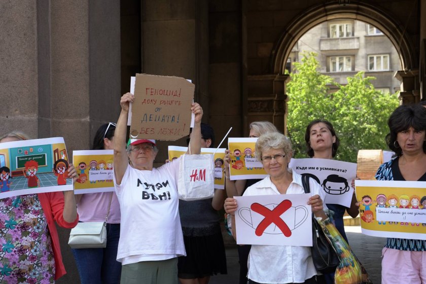 Родители излязоха на протест срещу задължителното носене на маски от учениците