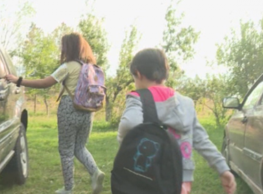 Деца пътуват по 60 км на ден, за да стигнат до училище