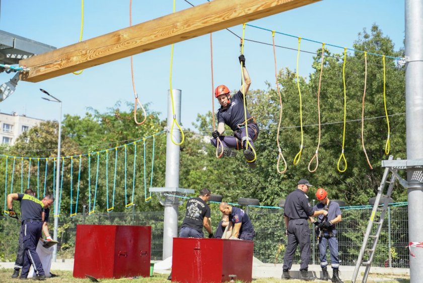 Пожарникарите с нов тренировъчен лагер в София (Снимки)