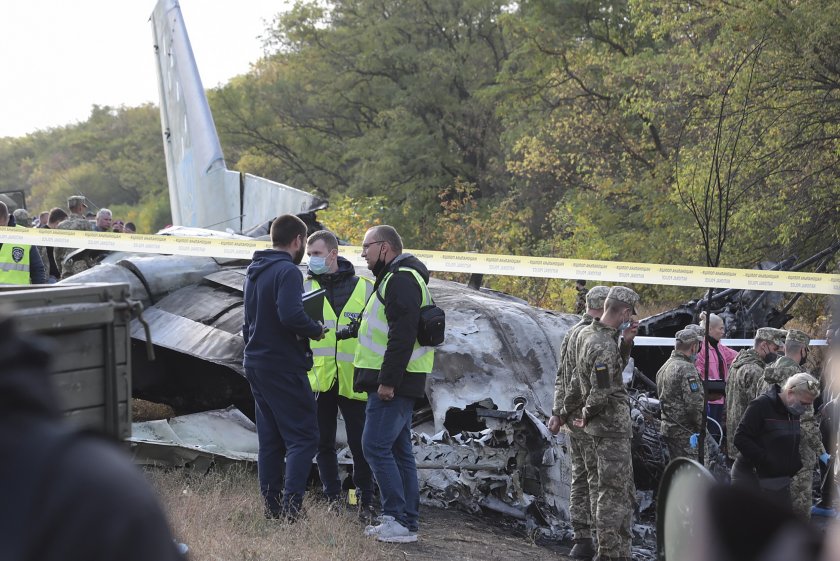 Украйна е в траур след самолетната катастрофа в Харков. Какви са версиите за инцидента?