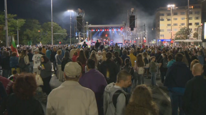 81-ва вечер протести в София: Митинг-концерт на "Орлов мост"