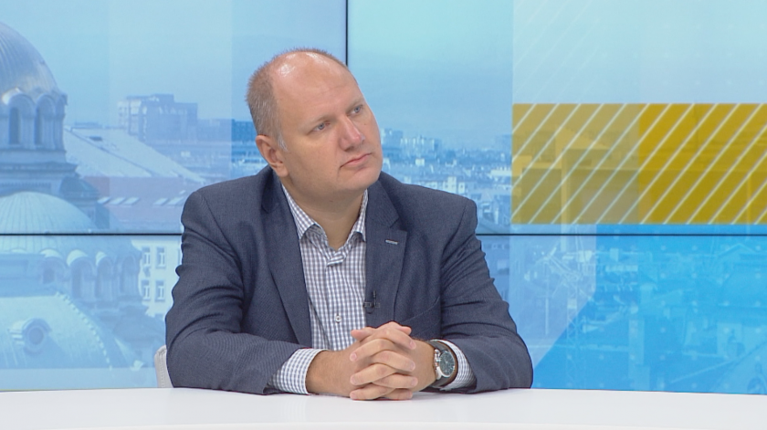 Доц. Шиваров: Случаите на COVID-19 в училищата са резултат от заразяване в извънучилищна среда