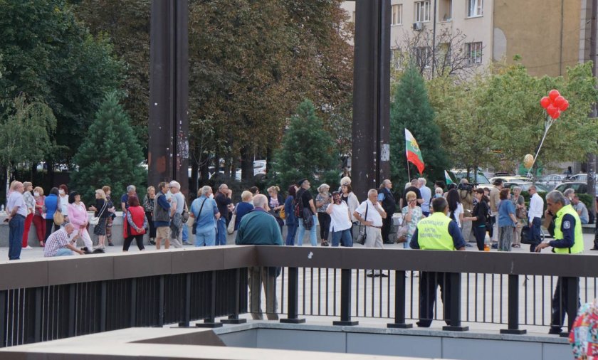 Граждани, които не подкрепят протестите, шестваха в центъра на столицата