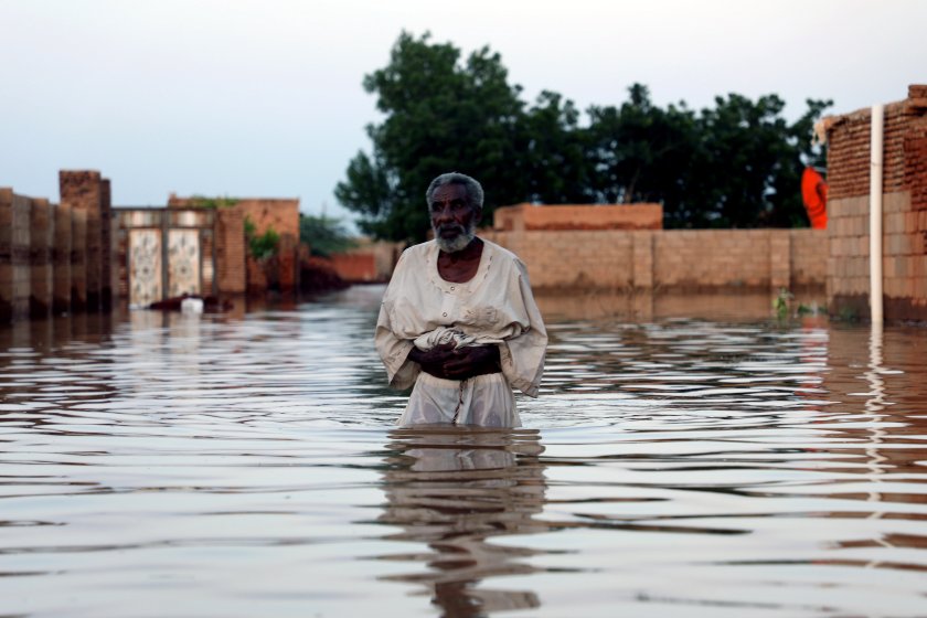 оон 830 000 души засегнати наводненията судан