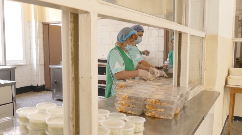 Отвориха училищните столове при строги мерки срещу COVID-19