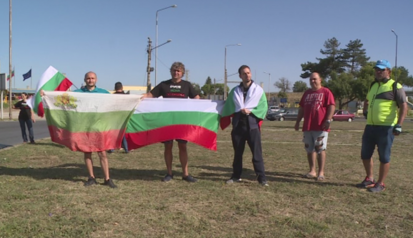 Протест спря движението в района на Дунав мост-Русе