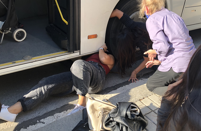 пътници спасиха коте заклещено гумата автобус градския транспорт
