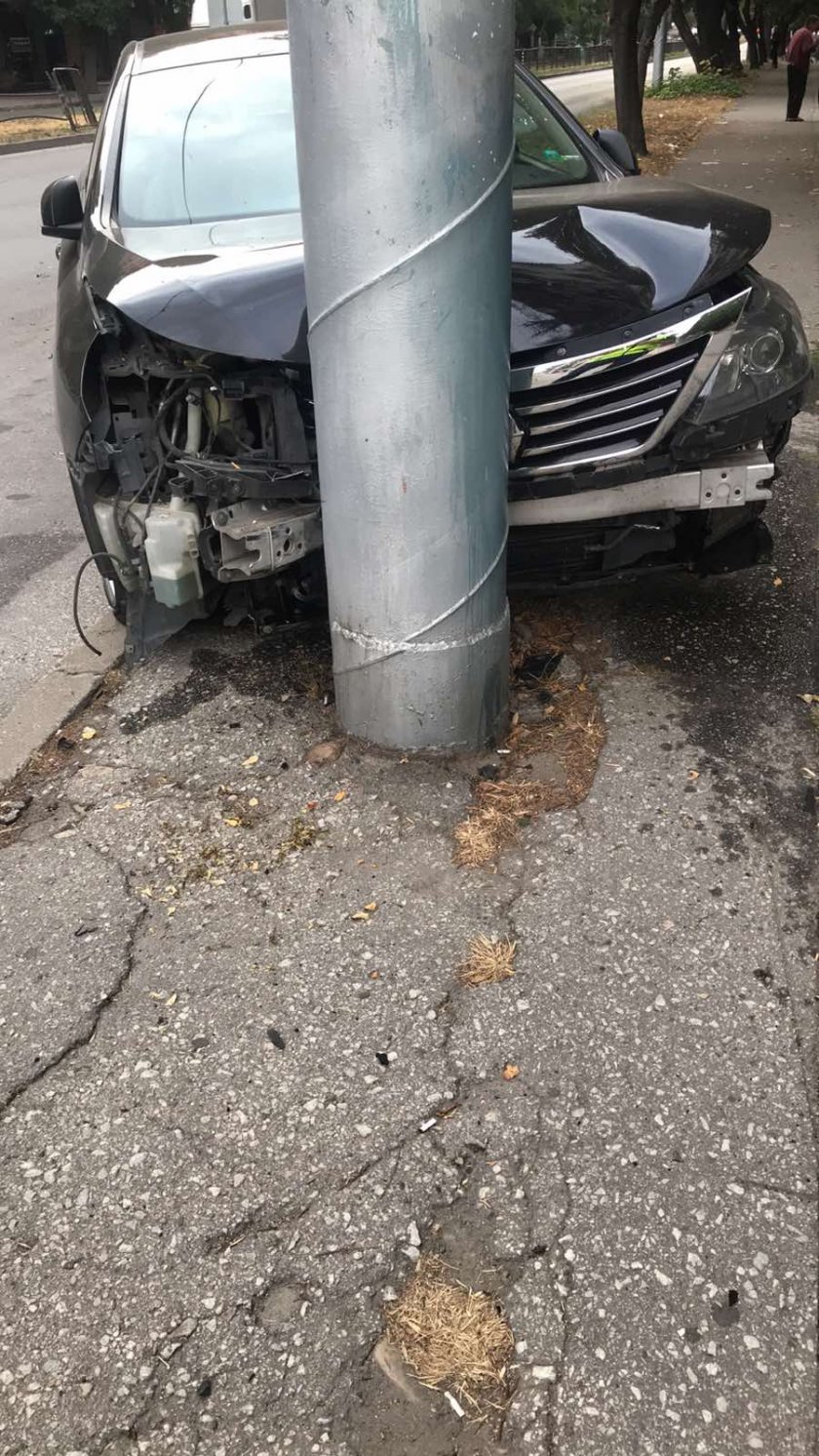 Пловдивчанка удари колата си в стълб, говорейки по телефона