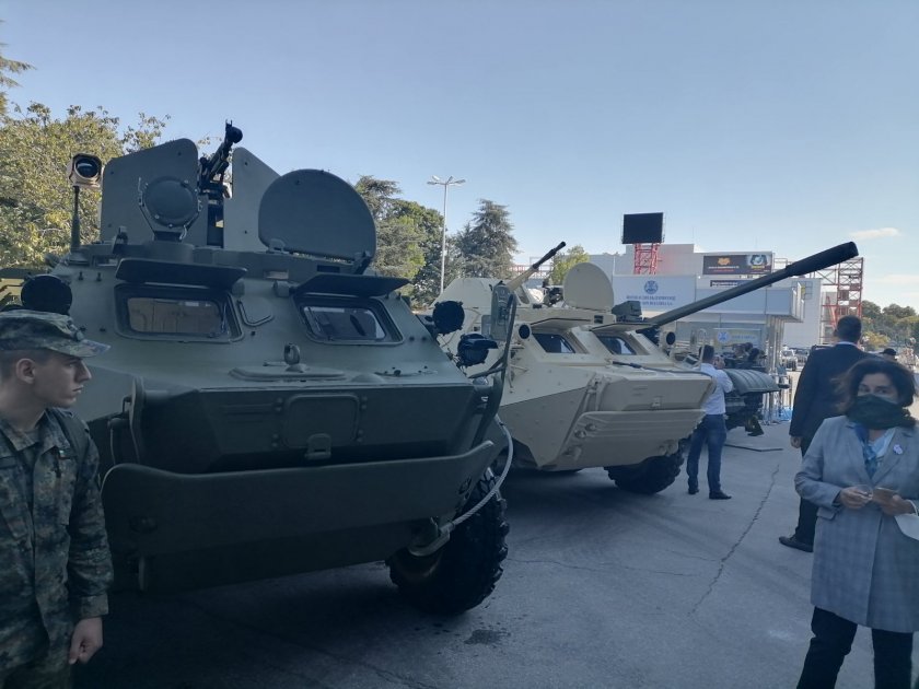 Радев и Каракачанов откриват изложение за отбранителна техника в Пловдив