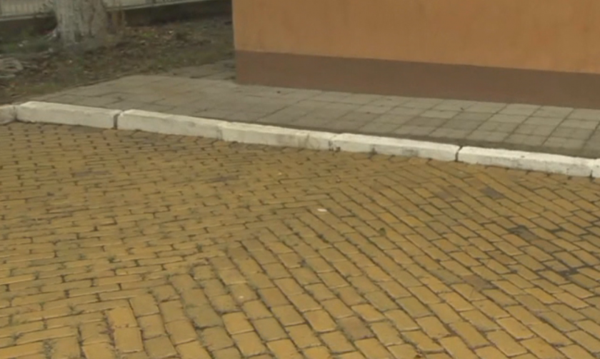 Как в двора на детска ясла се появиха автентични жълти павета