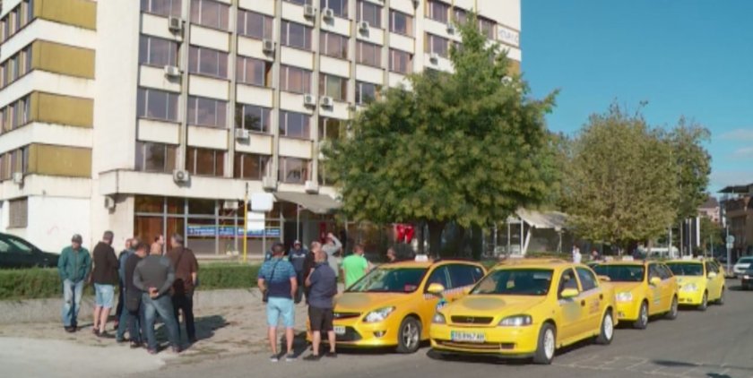 Таксиметрови шофьори протестираха в Пловдив