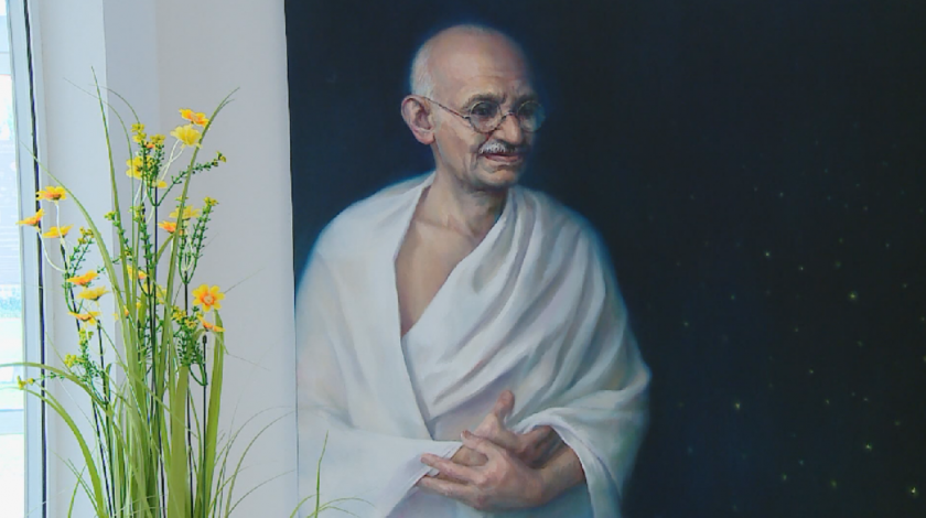 Български художници и скулптори представиха творби, вдъхновени от Махатма Ганди