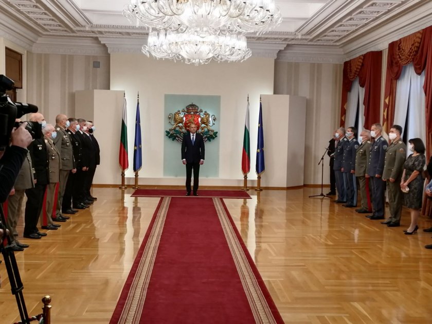 Президентът Радев удостои военнослужещи с висше офицерско звание