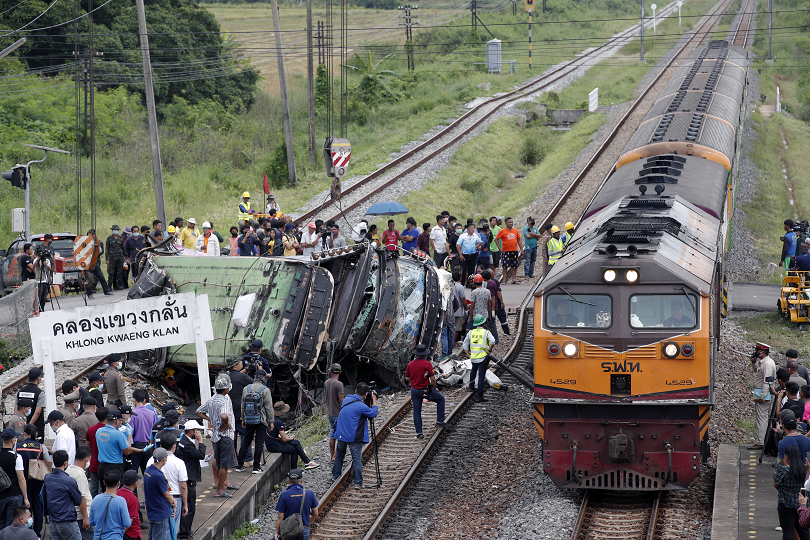 жертви сблъсък автобус товарен влак тайланд