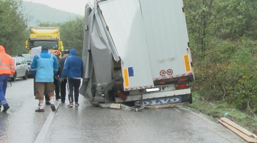 Тир и микробус се удариха на прохода "Хаинбоаз"