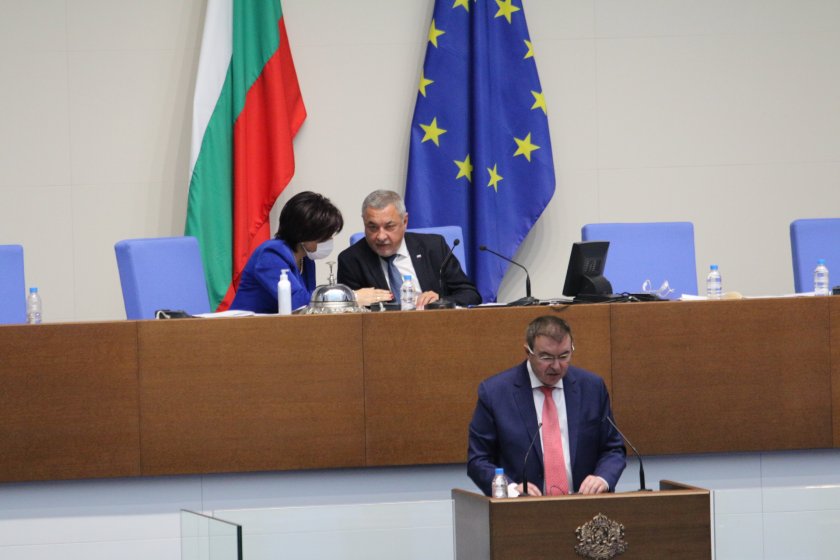 Здравният министър: Системата е обезпечена за 6 месеца напред