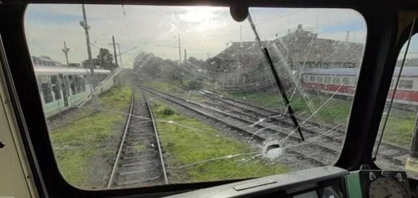 Пак вандализъм: Машинист пострада от хвърлени камъни по влак в движение