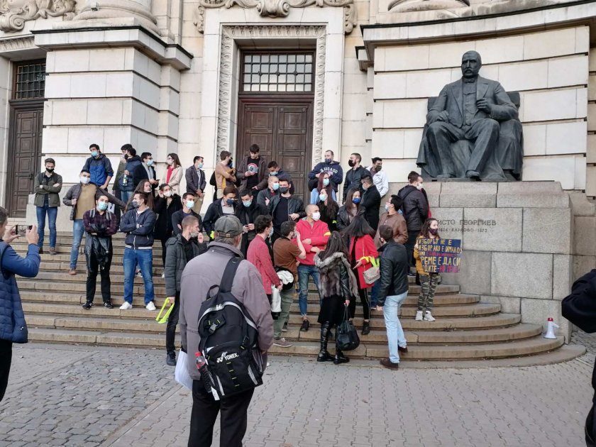 106-а вечер на протести в София: Студенти блокираха движението пред Ректората