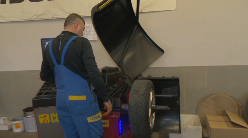 Как да подготвим автомобилите за безопасно пътуване в студеното време?