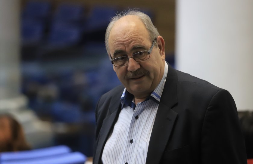 Изгониха от парламента депутата от БСП Росен Малинов, отказал да сложи маска