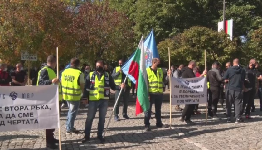 Полицаи излязоха на предупредителен протест в Кърджали