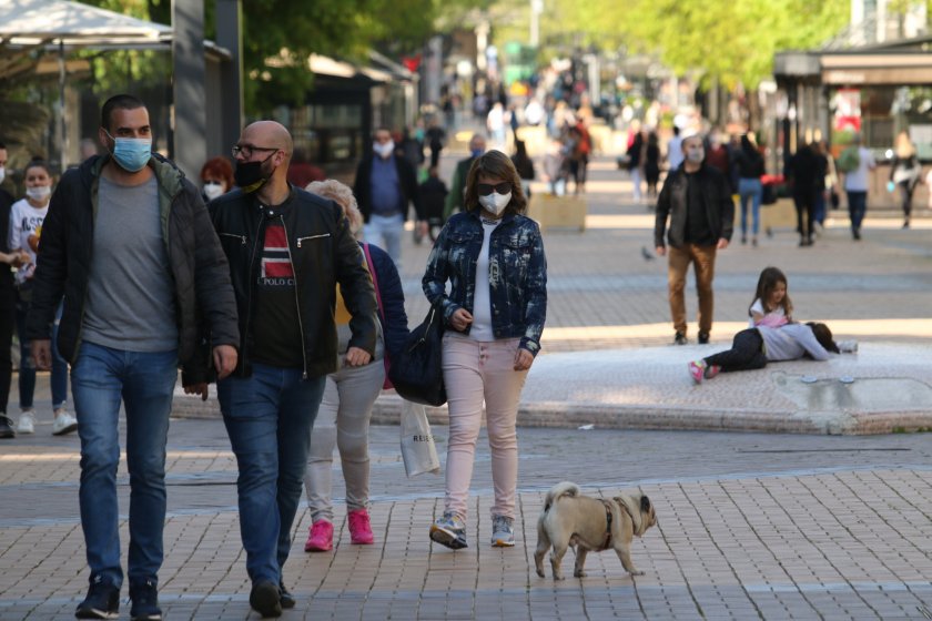 здравният министър подкрепя задължителното носене маски открито