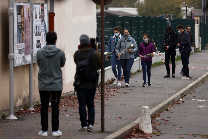местната мюсюлманска общност осъди жестокото убийство френски учител