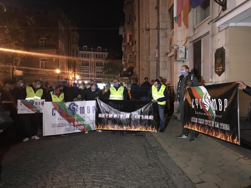 Полицаи и пожарникари протестираха в Пловдив и Бургас за по-високи заплати