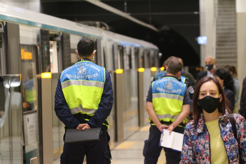 Полицай удари 16-годишен ученик заради липса на предпазна маска в метрото