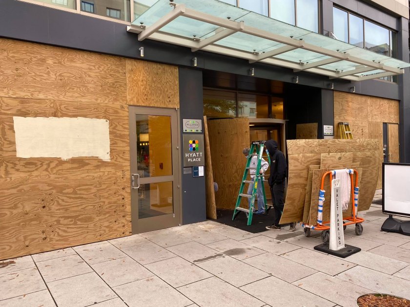 Заковават врати и прозорци във Вашингтон заради очаквани протести в деня на изборите