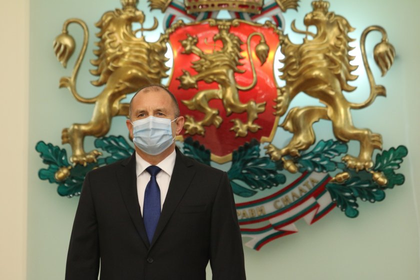Президентът се самоизолира, главният му секретар е с COVID-19