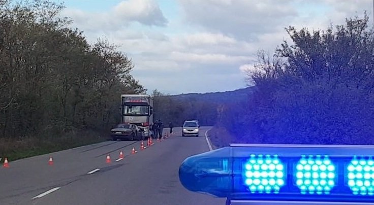Мъж загина при челен сблъсък между кола и тир на пътя Казанлък - Стара Загора