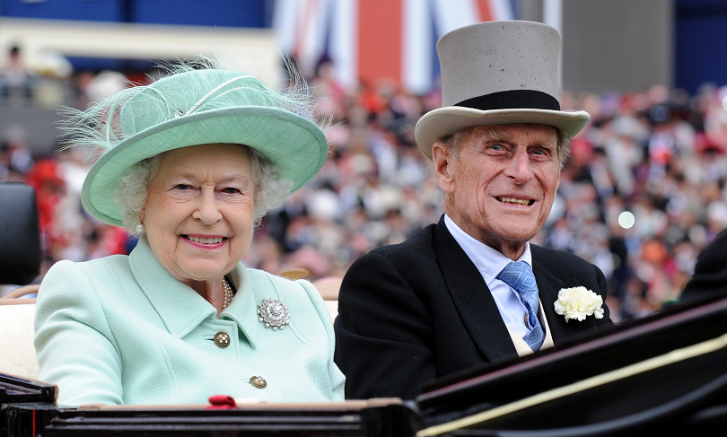 кралският биограф кралица елизабет оттегли следващата година